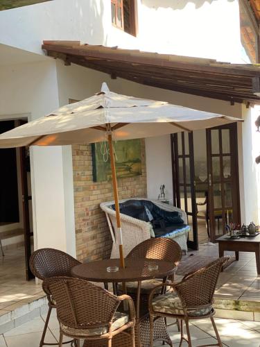 纳塔尔Ateliê 22的庭院内桌椅和遮阳伞