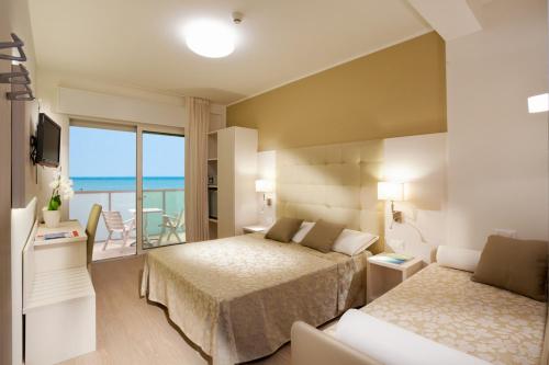 比比翁梅尔酒店的一间带两张床的卧室和一个海景阳台