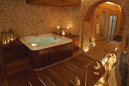巴古尔萨卡尔马酒店的一间大浴室,内设浴缸
