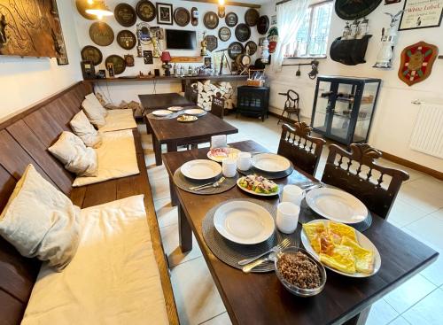 斯基希德尼萨Villa Zoryany Dvir的用餐室配有餐桌和食物