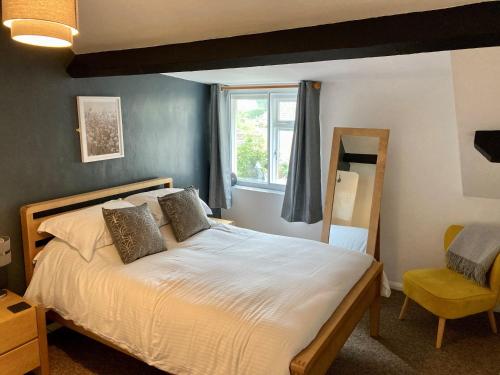 温德米尔布里斯科自助式公寓酒店的一间卧室设有一张大床和窗户