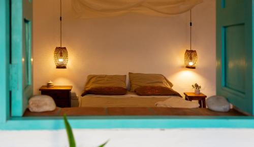 巴里查拉Finca San Pedro的卧室配有一张床,墙上有两盏灯
