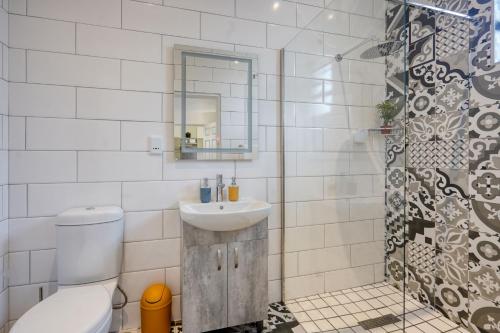 德班Hampton Collection - Stylish 3 Sleeper Apartment with Pool的一间带水槽、卫生间和镜子的浴室