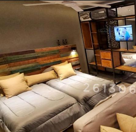 门多萨H125 - Complejo Mendoza的一间带两张床和电视的客厅