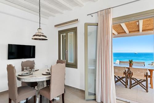 奥诺斯The Elaia House Mykonos的一间设有桌子的海景用餐室