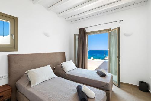 奥诺斯The Elaia House Mykonos的一间带两张床的卧室,享有海景