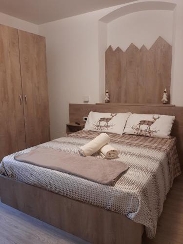 平佐洛PERNICI MOUNTAIN HOUSE的一间卧室配有一张大床和木制床头板