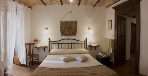 阿尼奥内Il Tomolo的一间卧室配有一张带两个枕头的床