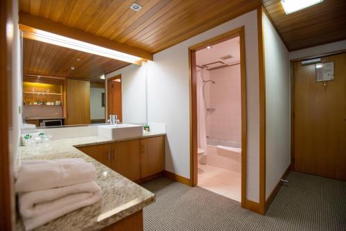 基督城准将机场酒店的一间浴室