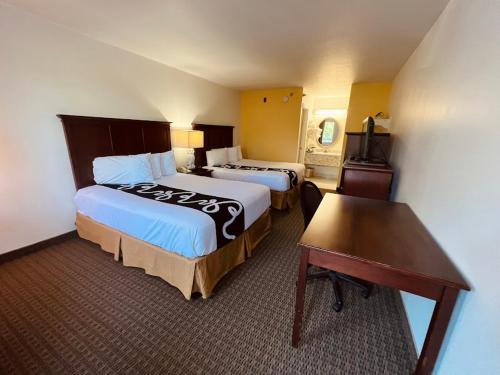 布兰森Celebrity Inn的酒店客房配有两张床和一张书桌