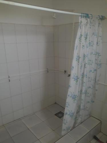 努瓦克肖特transit的白色瓷砖淋浴和浴帘
