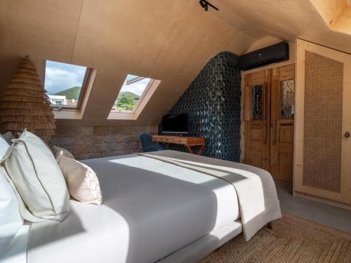 圣维森特费雷拉Azor Eco Lodge的卧室设有白色大床和窗户。