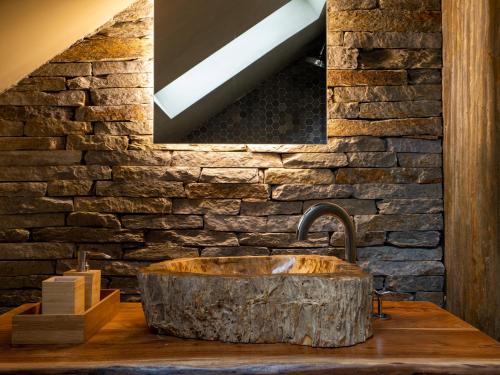 圣维森特费雷拉Azor Eco Lodge的一间带石墙和水槽的浴室