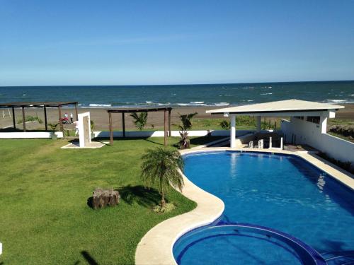 查察拉卡斯Hotel Arrecife Chachalacas的海滩背景游泳池