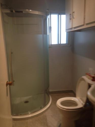 蒙特利尔Montreal Downtown Suite的一间带卫生间和玻璃淋浴间的浴室