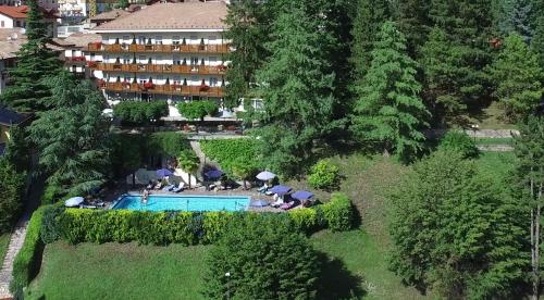 莫尔韦诺Hotel Miralago Wellness - Adults Only的享有酒店空中美景,设有游泳池