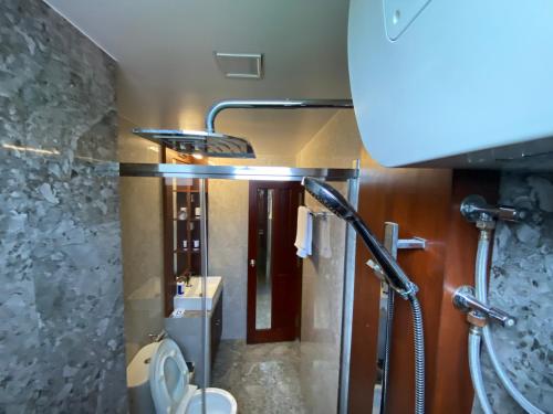 马累Luxury 3 Room Apartment by Oboe的带淋浴、卫生间和盥洗盆的浴室