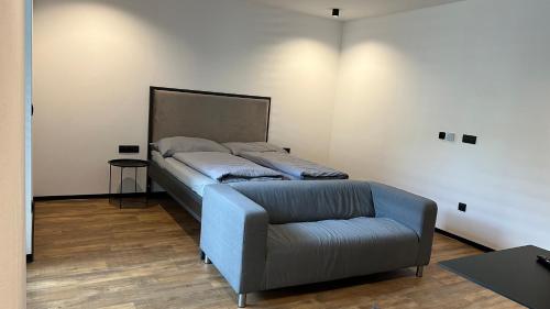 奥洛穆茨Kamel club restaurace a penzion的一间卧室配有一张床和一把椅子