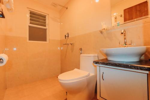 加德满都Kathmandu Aagantuk Hotel的浴室配有白色卫生间和盥洗盆。