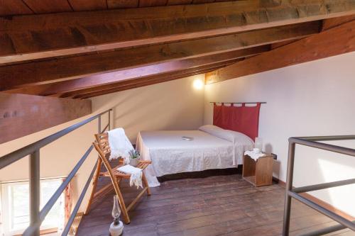 诺维利古雷卡希纳贾科梅塔酒店的一间小卧室,阁楼上配有一张床