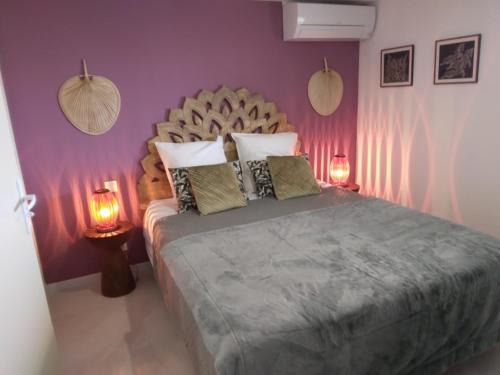 拉西约塔Le Spot 577的一间卧室设有一张紫色墙壁的大床