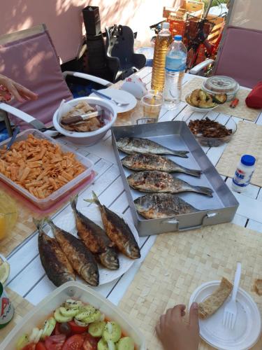 埃拉蒂尼Mary 's Retro Caravan的桌子上有很多鱼和其他食物