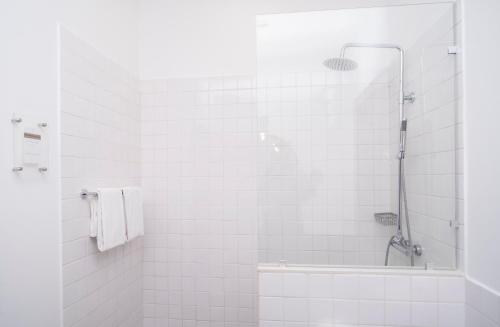 金边Jungle Addition的带淋浴和盥洗盆的白色浴室