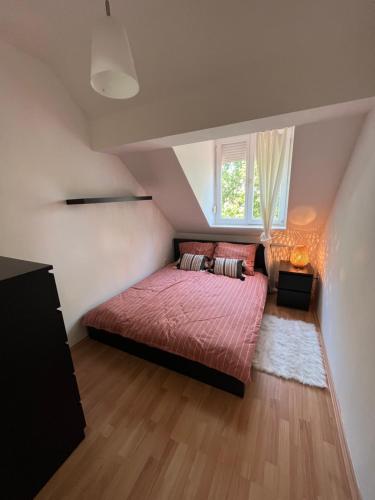 佩奇Studio Loft的一间卧室设有红色的床和窗户。