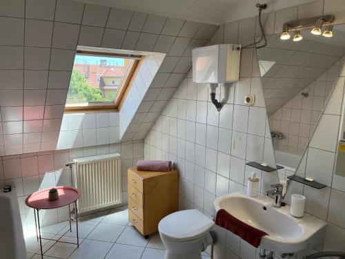 佩奇Studio Loft的一间带水槽和卫生间的浴室以及窗户。