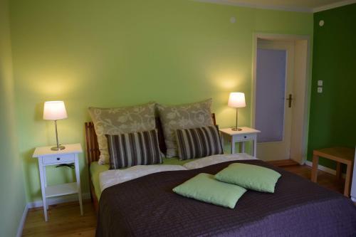 施特拉尔松德Obstkorb Stralsund的一间卧室配有一张大床和两盏灯