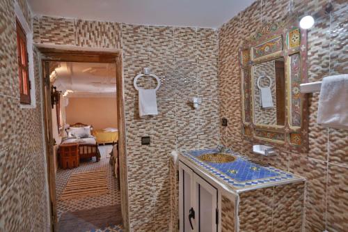 非斯Riad Dar Jeanne的一间带水槽和镜子的浴室