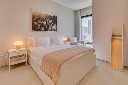 迪拜Magnificent apartment in Address Beach Residence, 1 BR, the 6th floor的白色的卧室设有一张大床和一个窗户