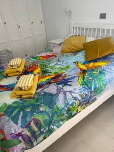 库拉海滩Monsenor的床上有五颜六色的被子,上面有鸟儿