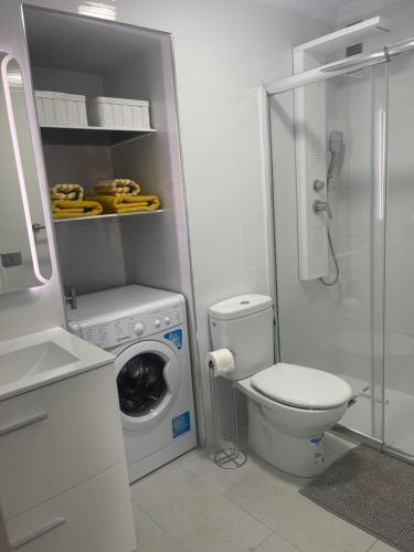 库拉海滩Monsenor的一间带卫生间和洗衣机的浴室