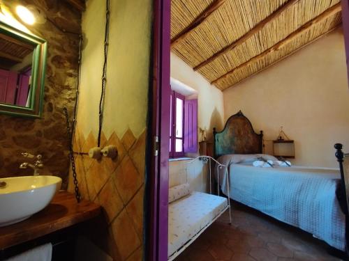 蒙蒂holiday home su Niberalzu的一间带水槽的浴室和一张位于客房内的床