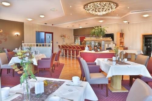魏斯瓦塞尔水晶酒店的一间带桌椅的用餐室和一间餐厅