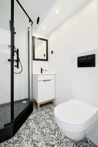海乌姆诺APARTAMENT SŁONECZNY的浴室配有白色卫生间和盥洗盆。