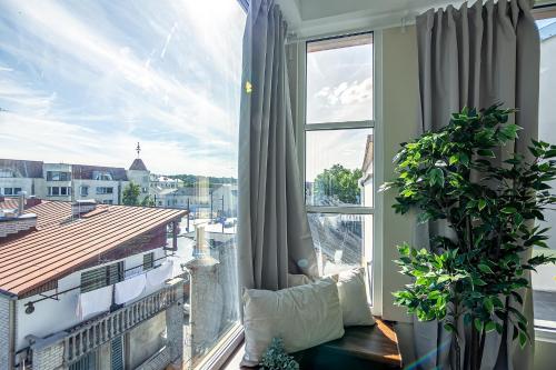 考纳斯The house Kaunas的客房设有市景窗户。