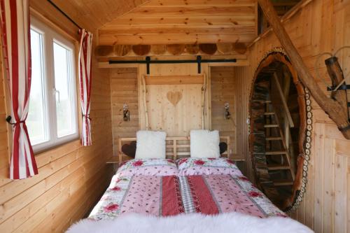 MesteriEHM Baumhaus Chalet的小木屋内一间卧室,配有一张床