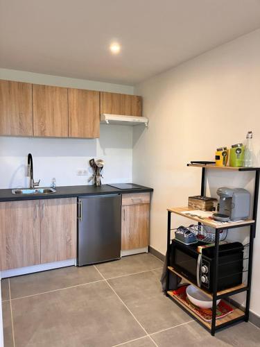 肖蒙昂韦克桑Vexin Studio的厨房配有水槽和台面