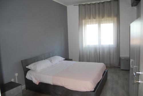 那不勒斯Sognando Positano的一间卧室设有一张大床和一个窗户。