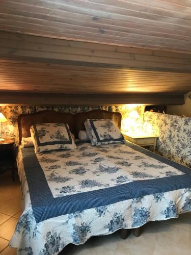 圣拉斐尔Villa Elisabeth Saint-Raphaël的一间卧室配有一张带蓝色和白色棉被的床