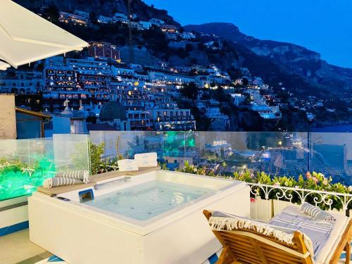 波西塔诺Villa Diamond Luxury Suite的市景阳台的热水浴池