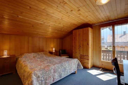 代堡Appartement Les Cascades的一间卧室设有一张床和一个大窗户