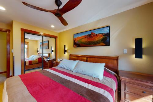 索利图德Powderhorn Lodge 408: Rustic Mountain Suite的一间卧室配有一张床和吊扇
