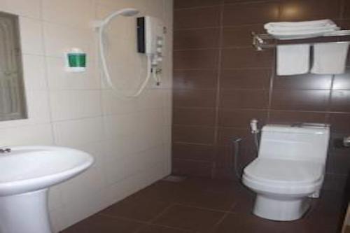 米里Super OYO 90579 U Inn的一间带卫生间和水槽的浴室