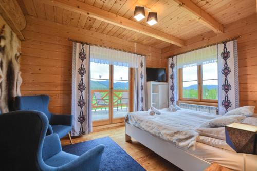 考斯赛力克Willa ANTONÓWKA的一间卧室设有一张床和一个大窗户