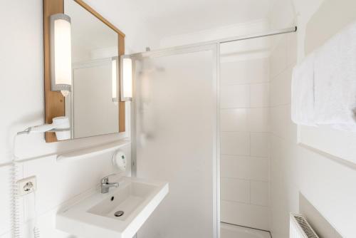 爱尔福特Good Morning Erfurt的白色的浴室设有水槽和镜子