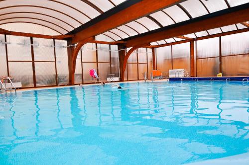 奥拉迪亚格言酒店的蓝色海水大型室内游泳池