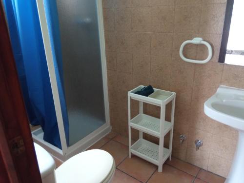 AzuébarHotel Espadan的带淋浴、卫生间和盥洗盆的浴室